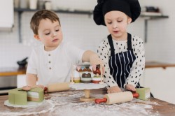 I-10224000-10225000-10736110-Kitchen-play-with-Cookies-and-Cake-2.jpg