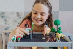 I-60102200-60807700-60807400-60807500-60905500-60605200-Playing-with-Lundby-1-.jpg