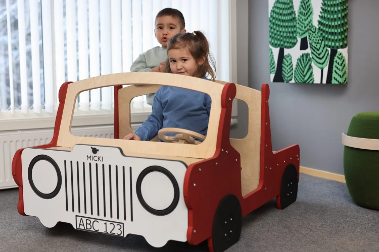 I-12161300-Car-Red-2.jpg