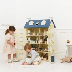 H152-palace-wooden-dolls-house-children-laughing.jpg
