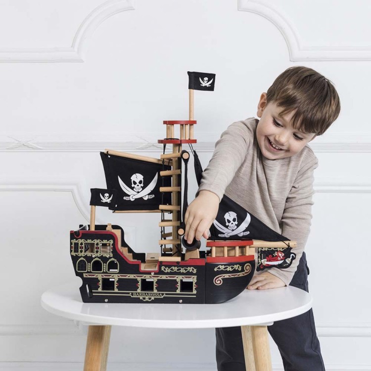 TV246-barbarossa-pirate-ship-boy-placing-ball-into-cannon.jpg