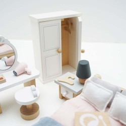 ME057C-daisylane-bedroom-wardrobe-and-hangers.jpg