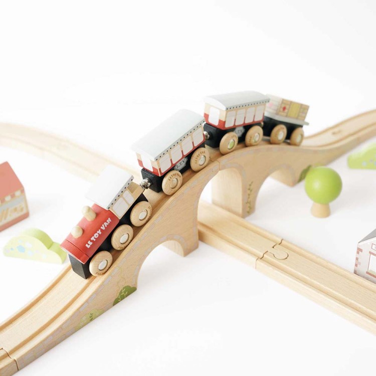 TV702-figure-of-8-train-going-over-arched-bridge.jpg