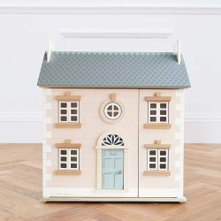 H107-bay-tree-house-on-wooden-floor-lifestyle.jpg