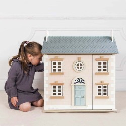 H107-bay-tree-house-child-looking-through-window.jpg