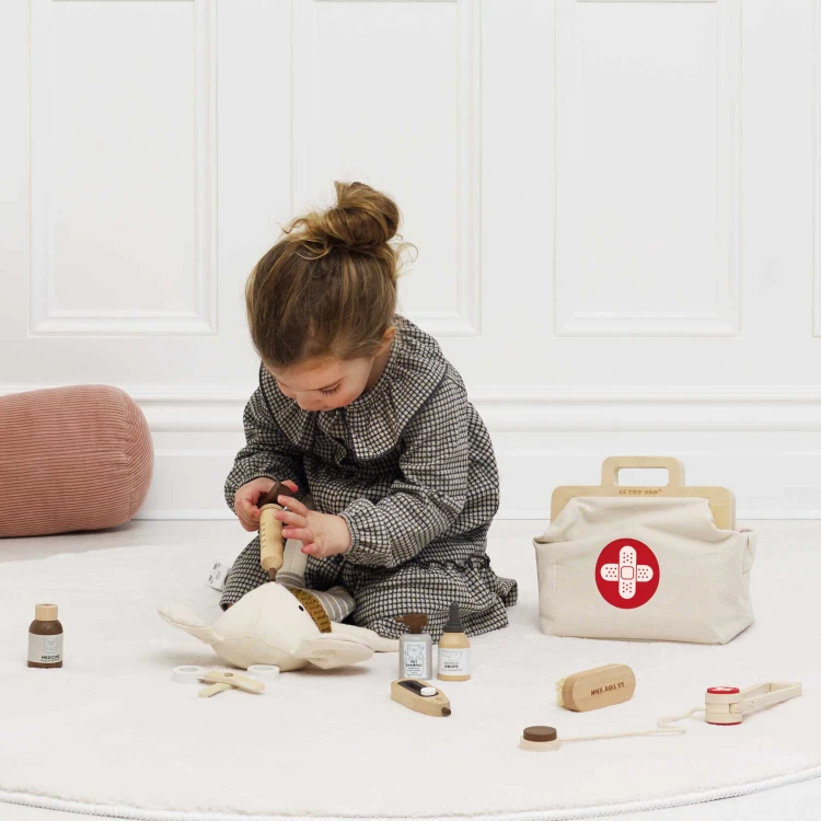 TV349-animal-vet-set-child-using-coordinational-and-imaginative-skills.jpg