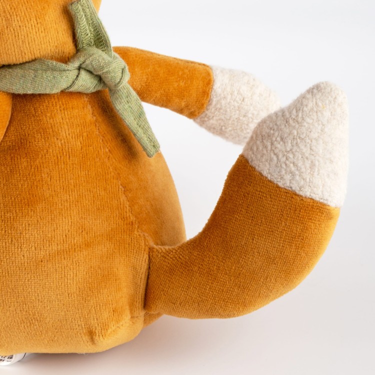 6846e9dc021ce-cuddling-fox-brown.jpeg