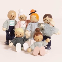 P053-doll-family-wooden-toy-collhouse-people-characters-mum-dad-gandparents-sister-brither-baby-background-1-.jpg