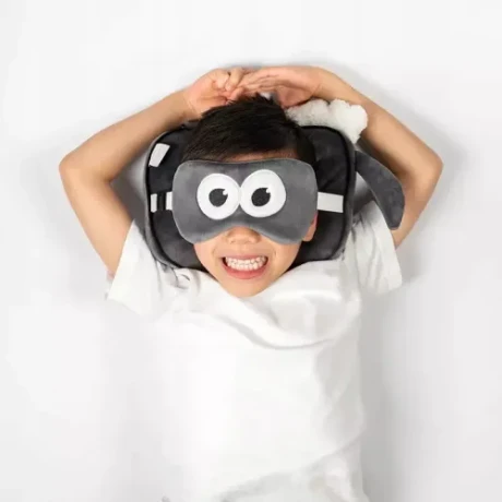 Przejdź do produktu Poduszka podróżna z maską na oczy Shaun Owca Adoramals – pluszowa poduszka 2w1 do snu i podróży