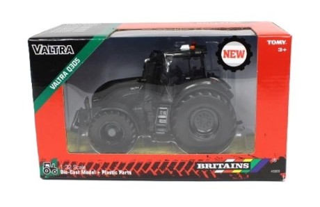 Przejdź do produktu Britains Traktor Valtra Q305 czarny TOMY