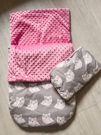 Przejdź do produktu Mufka Ochronna + Śpiworek 2w1 – Sówki / Różowy Minky