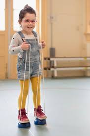 Przejdź do produktu BS Toys Drewniane szczudła edukacyjne – nauka równowagi i koordynacji (zestaw 2 szt.)