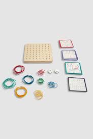 Przejdź do produktu BS Toys Geoplan — edukacyjna tablica manipulacyjna z gumkami (48 el., 20 zadań)