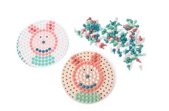 Przejdź do produktu BS Toys Mozaika drewniana z kolorowymi pinezkami „Grzybki” – układanka edukacyjna 4+ (217 elementów, plansza Ø19 cm)