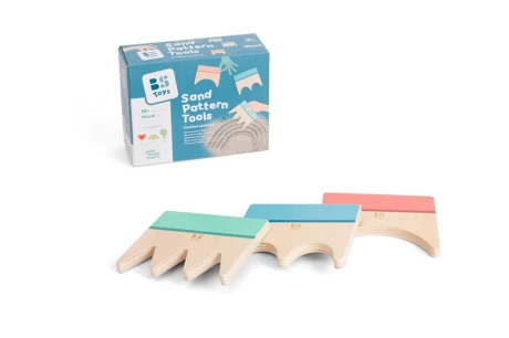 Przejdź do produktu BS Toys Zestaw drewnianych łopatek do wzorów w piasku – 3 kształty (fale, zawijasy, zygzaki)